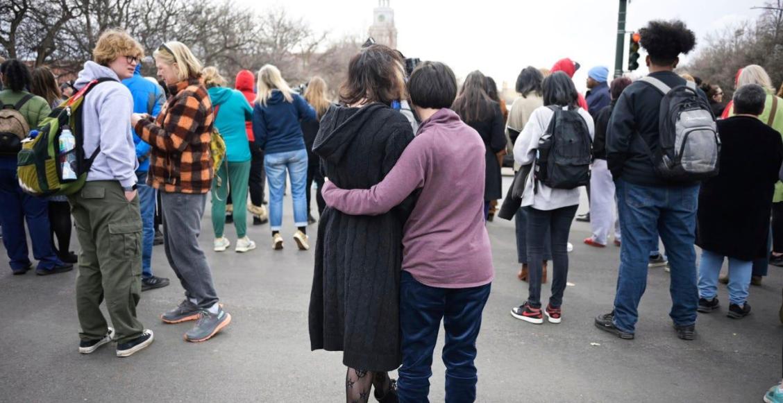 Isabella DeJoseph, de 15 años, es abrazada por su madre Alana mientras salen de la Escuela Secundaria East después del tiroteo escolar del miércoles en Denver, Colorado. Fotografía: Hyoung Chang/AP