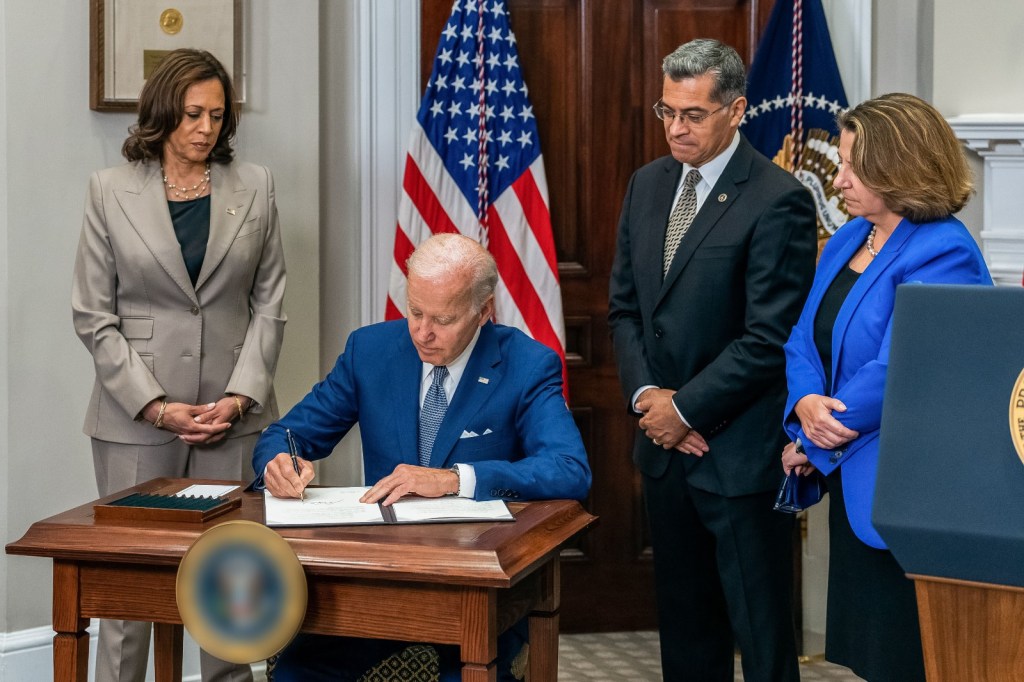 Joe Biden firma orden ejecutiva para proteger el acceso a los anticonceptivos