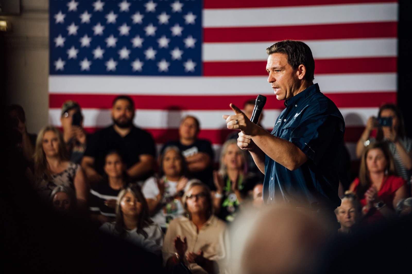 Ron DeSantis promesas de campaña contra migrantes