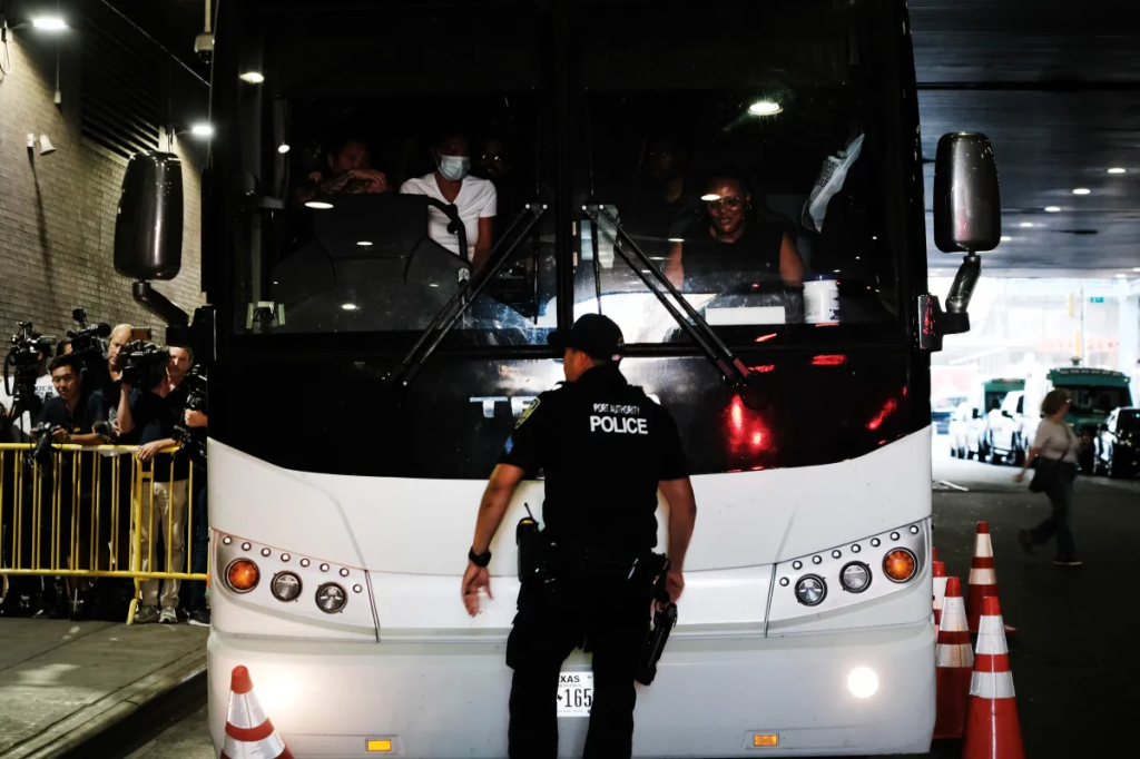 autobús con migrantes