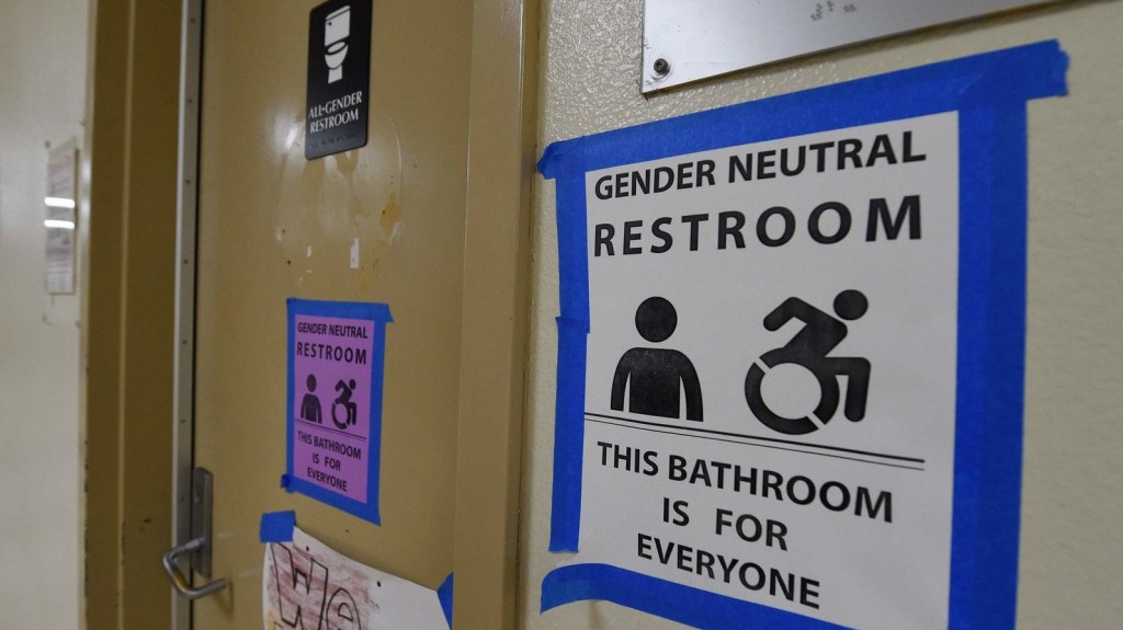 baños neutros California escuelas LGBTQ