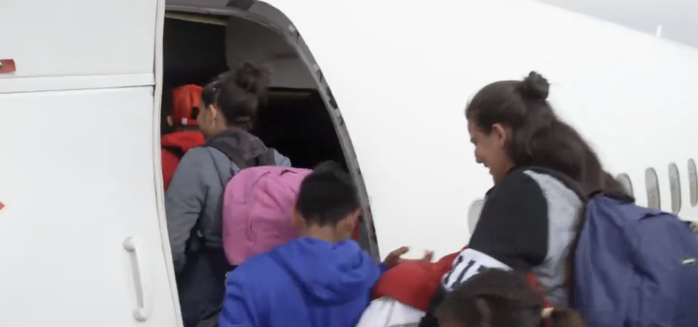 migrantes a Chicago | Avión | Noticias Los Ángeles