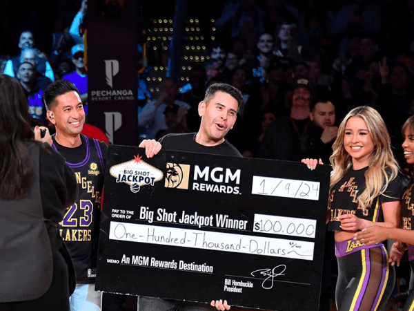 Suertudo nivel: Fanático de los Lakers gana 100 mil dólares por encestar desde media cancha