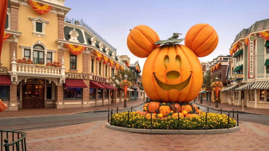 Happiest Haunts Tour Halloween Disneyland Park