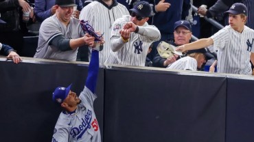 Sanción contra aficionado que le arrebató la pelota a Mookie Betts