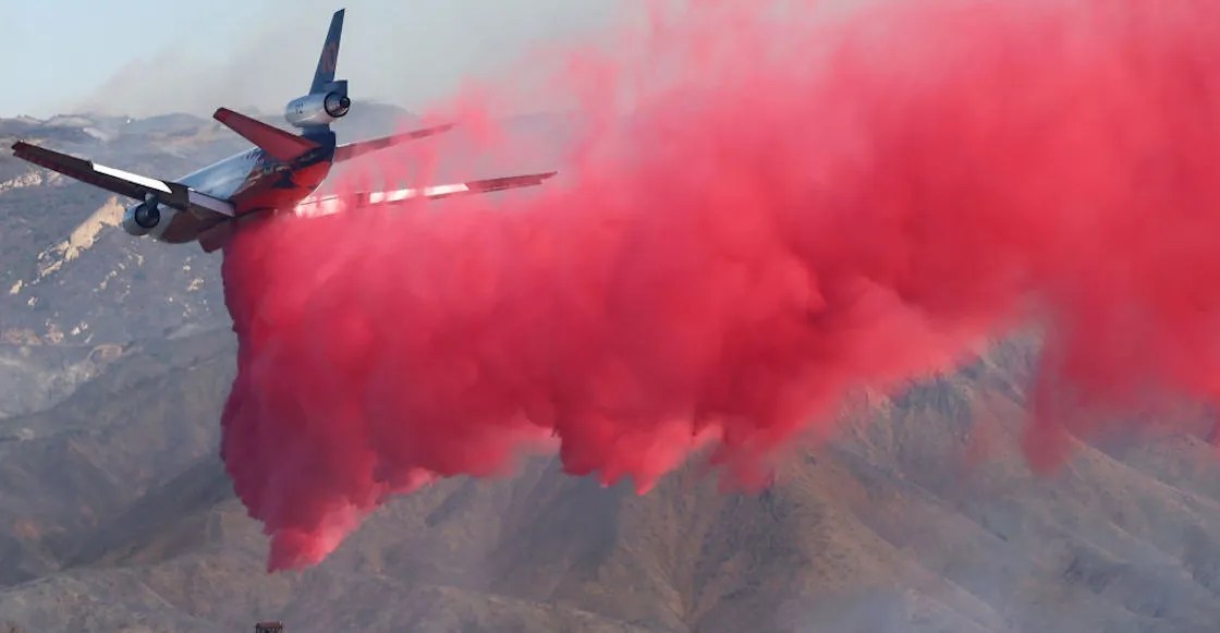 ¿Qué es el polvo rosa que se está utilizando contra los incendios de Los Ángeles?