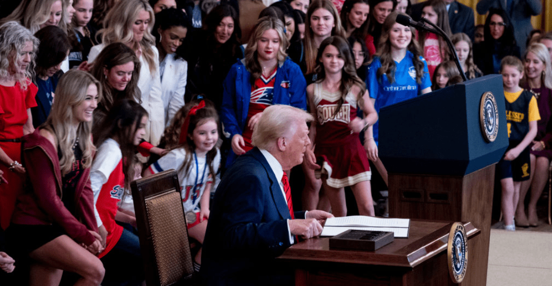 Trump firma orden para prohibir a atletas trans en deportes femeninos