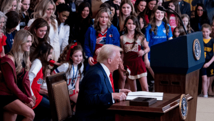 Trump firma orden para prohibir a atletas trans en deportes femeninos