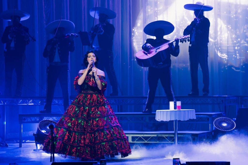Ángela Aguilar cantando en el Dolby Theatre acompañada de mariachi durante su Libre Corazón Tour.